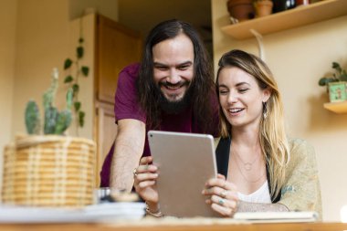 Evde dijital tablet kullanan çift