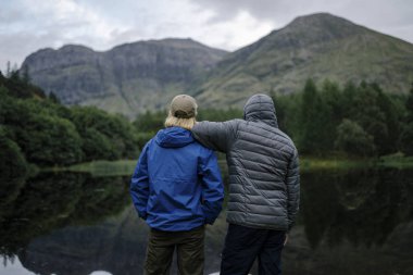 Riverside dağlık hazır arkadaşlar