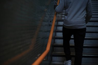 Merdivenlerden çıkan adam.