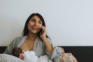 Telefonda iken anne emzirme