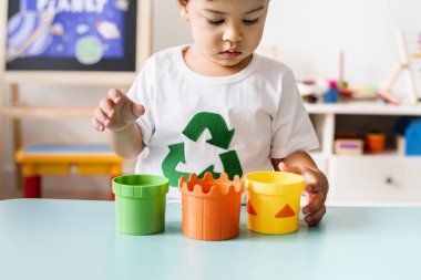 Bir oyun odasında oyuncaklar oynarken çevre çocuk