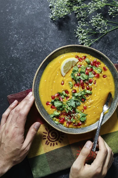 Sopa Abóbora Fresca Coberta Com Sementes Salsa Romã — Fotografia de Stock