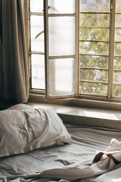 Yapılmamış Bir Yatak Ile Parlak Gün Işığı — Stok fotoğraf