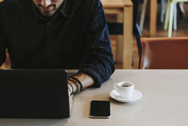 Uomo Che Lavora Suo Portatile Ufficio — Foto Stock