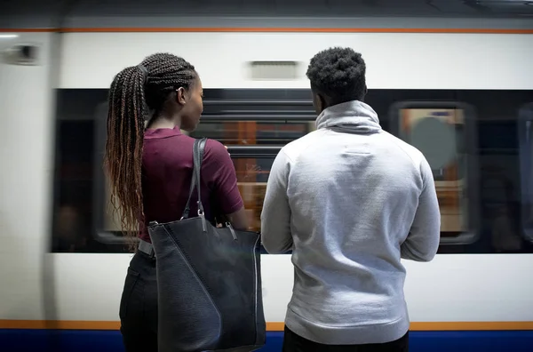 Casal Esperando Por Seu Trem — Fotografia de Stock