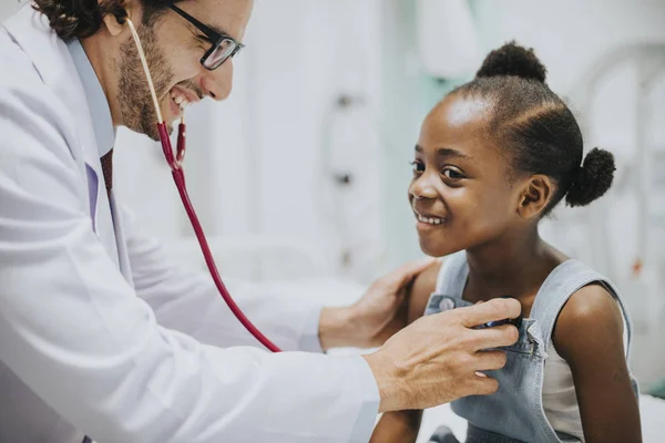 Vänliga Barnläkare Kontrollera Lite Flickor Hjärta — Stockfoto