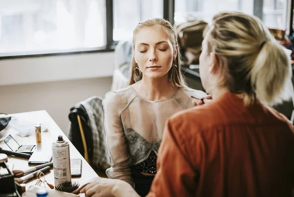 Modell Som Sitter Ner För Hennes Makeup — Stockfoto