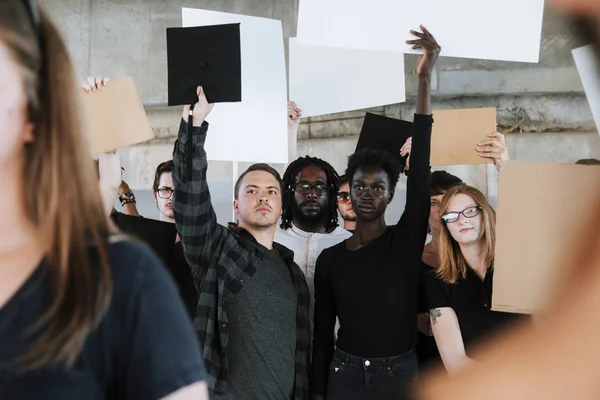 Activistas Enojados Protestando Una Ciudad — Foto de Stock