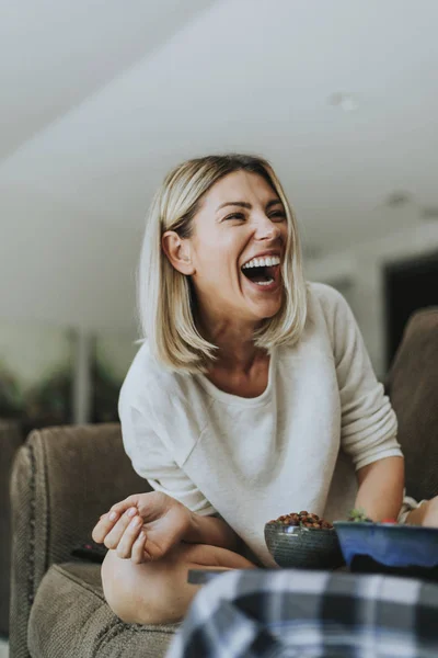 Mulher Rindo Seu Namorado Engraçado — Fotografia de Stock