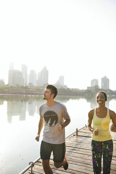 市内の公園でジョギングするフィットネスカップル — ストック写真