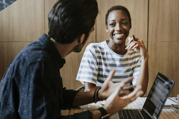 Collega Bespreken Hun Werk Een Laptop — Stockfoto