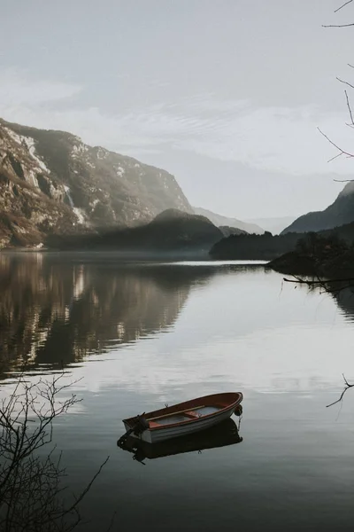 Barco Minúsculo Águas Tranquilas Fjaerland Noruega — Fotografia de Stock