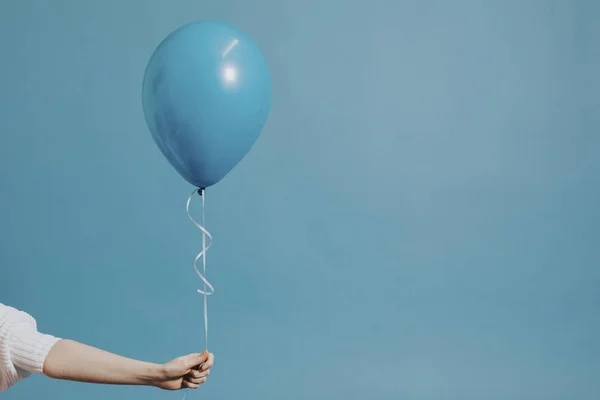 Ragazza Che Tiene Palloncino Blu Pastello — Foto Stock