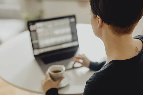 Frau Mit Einer Tasse Tee Und Einem Laptop — Stockfoto