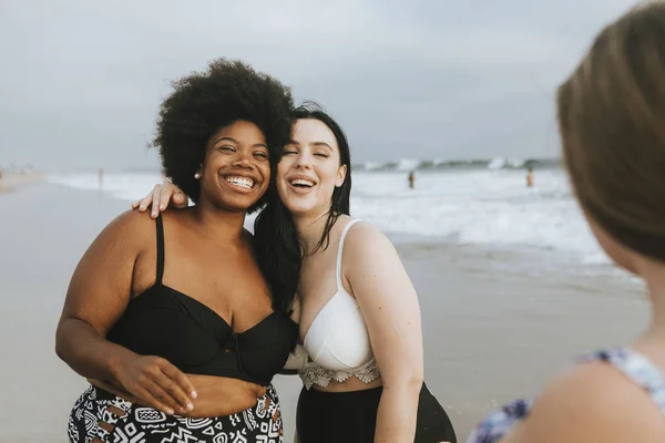 Веселые Красивые Женщины Плюс Размер Пляже — стоковое фото