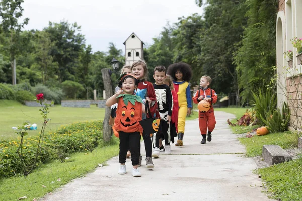 Jonge Kinderen Truc Behandelen Tijdens Halloween — Stockfoto
