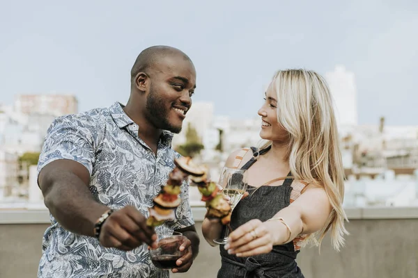 Casal Feliz Desfrutando Espeto Churrasco Copo Vinho — Fotografia de Stock