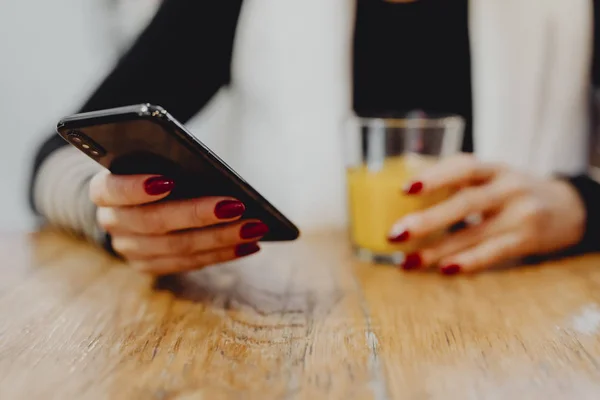 Donna Che Beve Bicchiere Succo Frutta Controlla Suo Telefono — Foto Stock