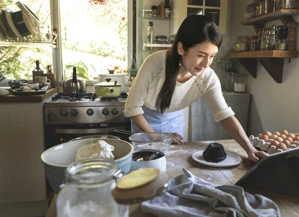 Mulher Japonesa Fazendo Bolo Lava Chocolate — Fotografia de Stock