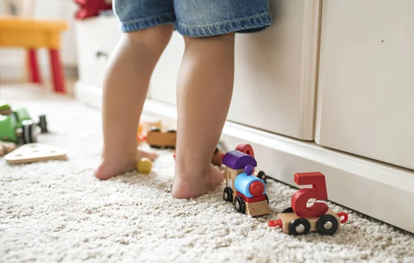 Niño Pie Una Sala Juegos — Foto de Stock