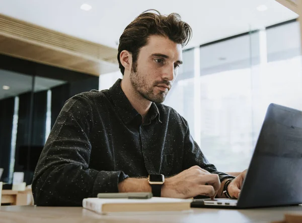 Uomo Che Lavora Suo Portatile Ufficio — Foto Stock