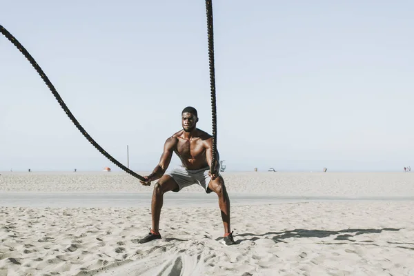 Fit Homem Trabalhando Com Cordas Batalha — Fotografia de Stock