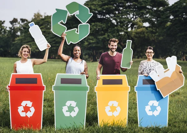 Pessoas Diversas Com Caixas Reciclagem Coloridas — Fotografia de Stock