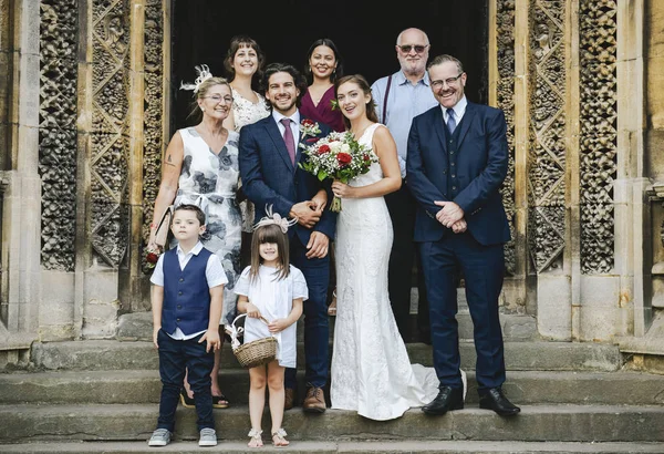 Frischvermählte Mit Ihrer Familie Außerhalb Der Kirche — Stockfoto