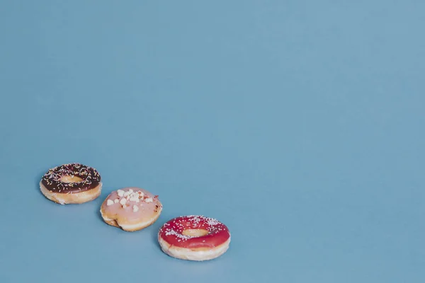 Kleurrijke Smakelijke Geglazuurde Donut Met Hagelslag — Stockfoto