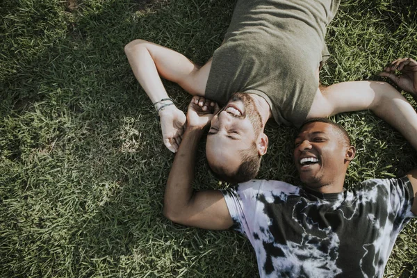 Couple Gay Relaxant Dans Herbe — Photo