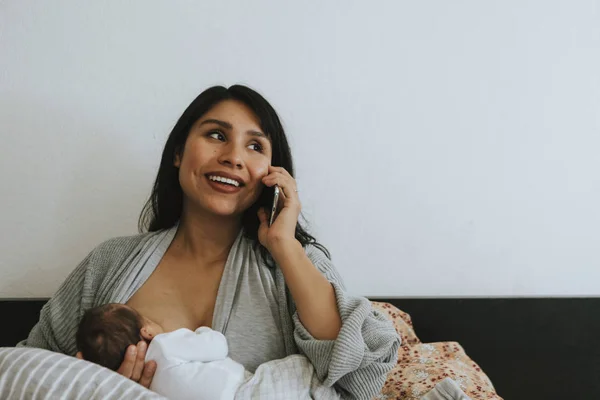 Mother Breastfeeding While Phone — Stock Photo, Image