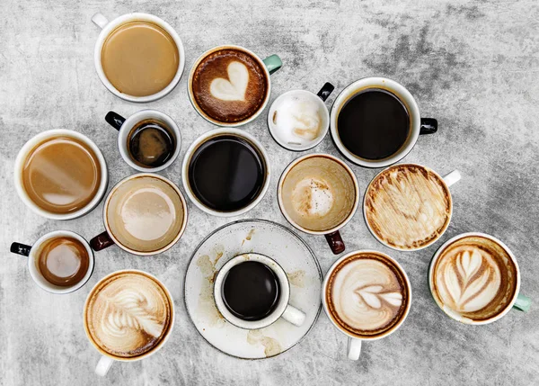 Dokulu Bir Arka Plan Üzerinde Çeşitli Kahve Bardağı — Stok fotoğraf