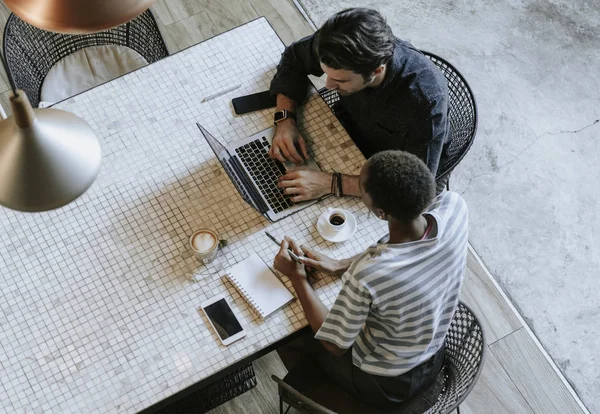 Onorevoli Colleghi Che Discutono Loro Lavoro Computer Portatile — Foto Stock