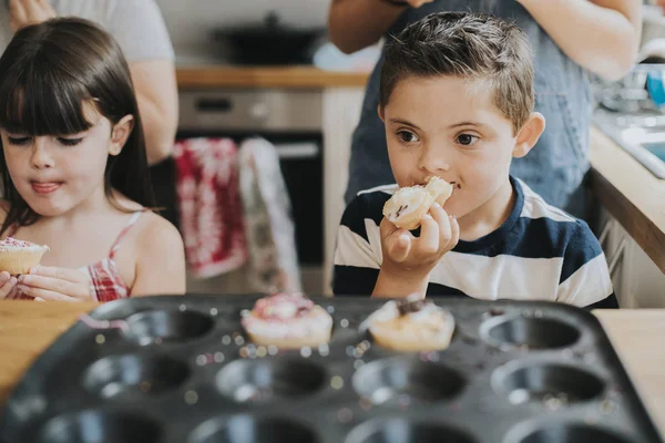 Broer Zus Proeven Van Verse Cupcakes — Stockfoto