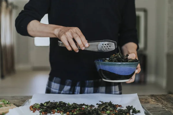 Homem Fazendo Couve Frita Grão Bico Para Jantar — Fotografia de Stock