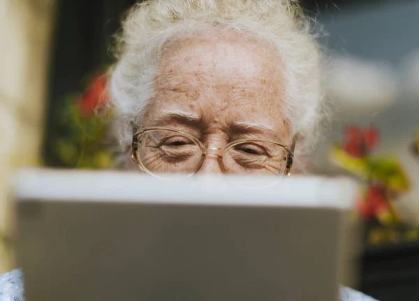 Starsza Kobieta Stosująca Tabletkę — Zdjęcie stockowe