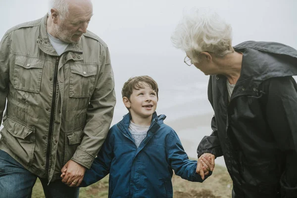 Niño Feliz Disfrutando Con Sus Abuelos — Foto de Stock