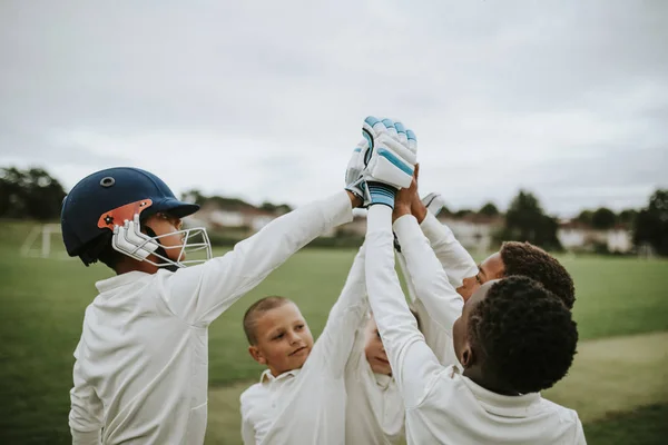 Grupo Cricketers Jovens Fazendo Alto Cinco — Fotografia de Stock