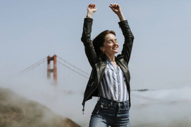 Mutlu kadın Golden Gate Köprüsü, San Francisco bir fotoğraf için poz