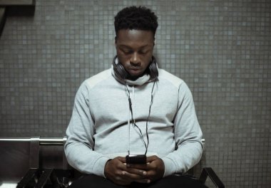 Adam manifatura yaptığı telefon bekliyorum