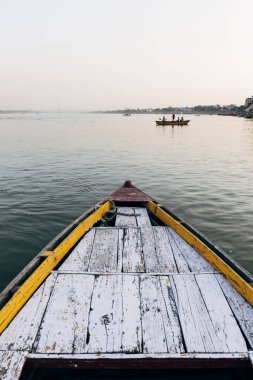 Ahşap tekne nehir Ganj Varanasi, Hindistan üzerinde yelken