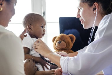 Bebek bir check-up için doktor ziyaret