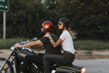 Bisikletçi çift gün batımında yolda sürme