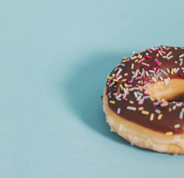 Sprinkles ile lezzetli sırlı çörek