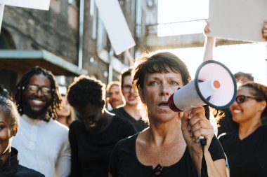 Bir protesto bir megafon ile Feminist