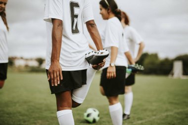 Kadın futbol takımı oyuncuları maç öncesi germe