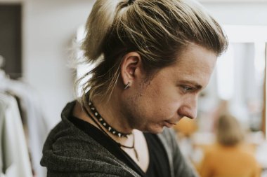 Erkek makyaj sanatçısı iş başında