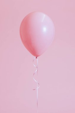 Bir dize ile tek pastel pembe balon