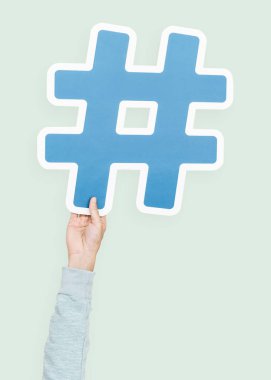El kaldırdı hashtag simgesi tutan