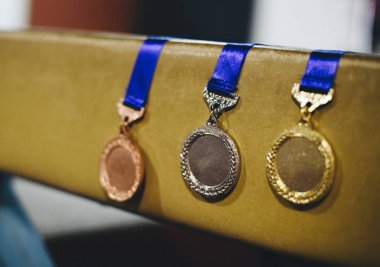 Üç madalya karşı yolunda